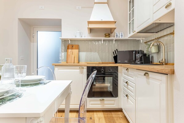 Kühlschrank, Mikrowelle, Ofen, Herdplatte