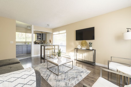 Smart TV. Walkable condo in heart of vibrant D/n Redmond, m/s from Microsoft, woodinville