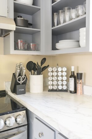 Fridge, oven, stovetop, dishwasher - Walkable condo in heart of vibrant D/n Redmond, m/s from Microsoft, woodinville (Redmond)