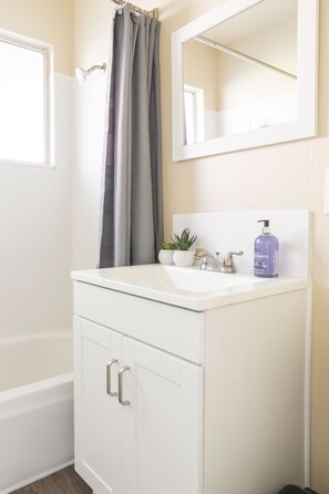 Ensemble baignoire-douche, séchoir à cheveux, serviettes fournies, savon