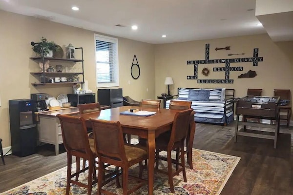 Come visit the Bluegrass and enjoy our beautiful 950 sq ft farm stay.