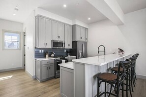 Een koelkast, een microgolfoven, een oven, een kookplaat