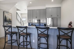 Een koelkast, een microgolfoven, een oven, een kookplaat