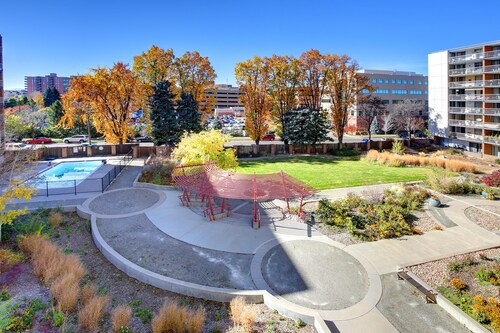 1 BED-Sunny Apt-Denver- Pool, gym, sauna, Walk to dining, shops, hospitals;