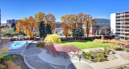 1 BED-Sunny Apt-Denver- Pool, gym, sauna, Walk to dining, shops, hospitals;