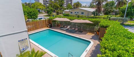 Una piscina al aire libre