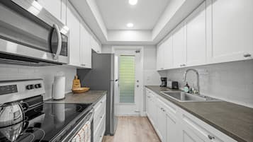 Appartement Supérieur | Cuisine privée | Grand réfrigérateur, micro-ondes, four, plaque de cuisson
