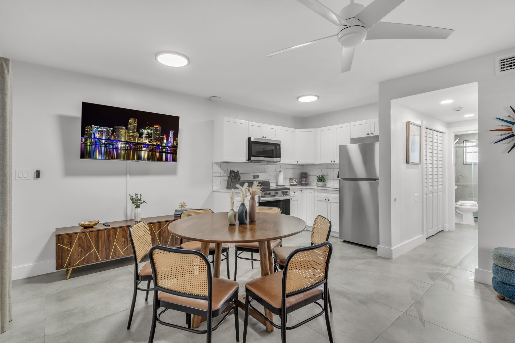 Deluxe Apartment, 2 Bedrooms, Kitchen | Private kitchen | Full-sized fridge, microwave, oven, stovetop