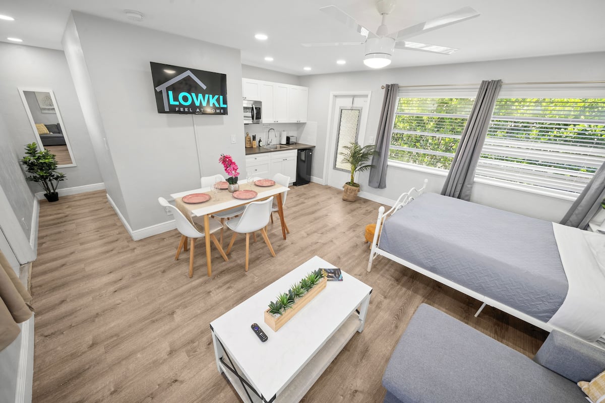 Standard Queen Studio w/ Kitchen & Sofa Bed | 1 bedroom, pillow-top beds, iron/ironing board, free WiFi