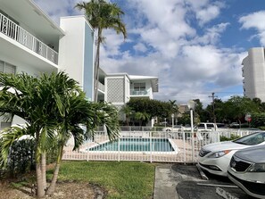 Outdoor pool - Bayview Regency Apartments By Lowkl (Fort Lauderdale)