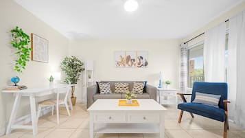 Deluxe-lejlighed - 1 kingsize-seng | Opholdsområde | 42-tommers smart-tv med satellitkanaler, tv, Netflix