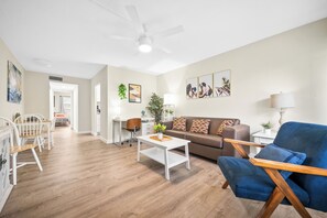 Superior-Apartment, 2 Doppelbetten | Wohnbereich | 42-Zoll-Smart-TV mit Satellitenempfang, Fernseher, Netflix