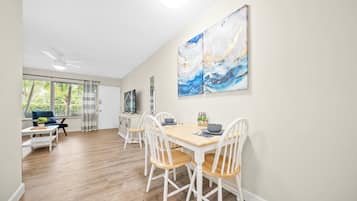 Appartement Supérieur, 2 lits doubles | Restauration dans la chambre