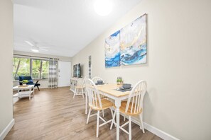 Ground Flr 1-Bed Apt Full Kitchen 2 Full Beds | In-room dining - Riverwatch Apartments by Lowkl (Jensen Beach)