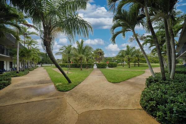 Garden - Riverwatch Apartments by Lowkl (Jensen Beach)