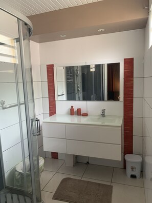 Dusche, Haartrockner, Handtücher, Toilettenpapier