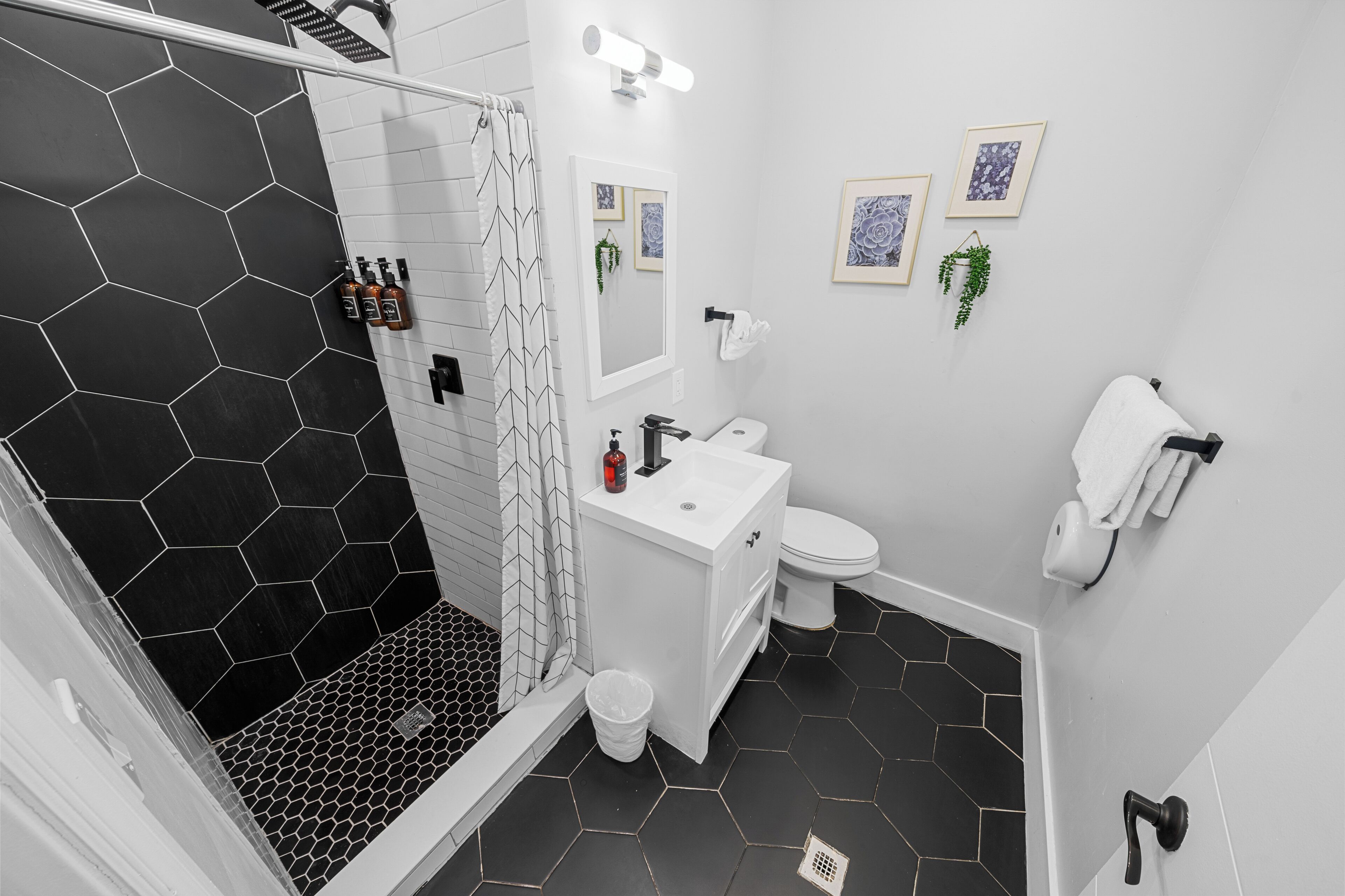 Ein modernes Badezimmer mit Dusche, Toilette und Waschbecken.