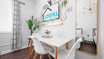 Deluxe-Studio, 2 Queen-Betten, Kochnische | Esszimmer