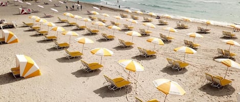 Plage à proximité, sable blanc, parasols, serviettes de plage