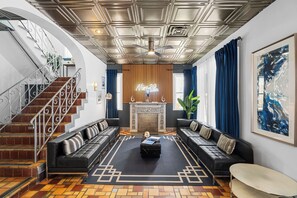 Coin salon dans le hall