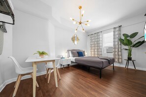 Studio Standard, 1 grand lit, coin cuisine | Surmatelas, fer et planche à repasser, Wi-Fi gratuit, draps fournis
