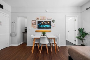 Superior Queen Studio w/ Kitchenette & Futon | In-room dining