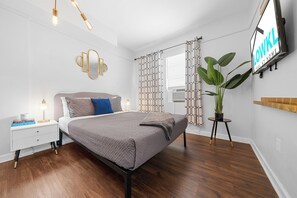 Standard Queen Studio w/ Kitchenette | 1 bedroom, pillowtop beds, iron/ironing board, free WiFi