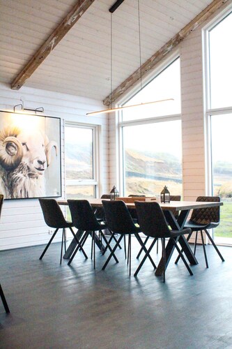 Fensalir · hot tub, sauna, EV – 3BR + guesthouse near Golden Circle, sleeps 8