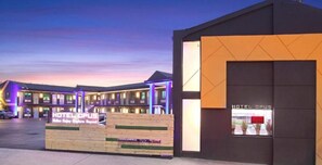 Front of property - Hotel Opus Bronx (Bronx)