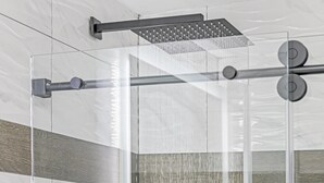 A modern shower with a transparent enclosure, a rain showerhead, and a handheld showerhead. - Hotel Opus Bronx (Bronx)