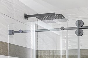 Shower, hydromassage showerhead, free toiletries, hair dryer