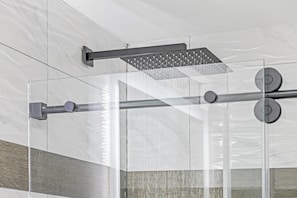 Shower, hydromassage showerhead, free toiletries, hair dryer - Hotel Opus Bronx (Bronx)