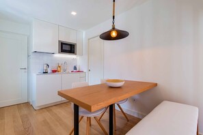 Comfort Studio | Private kitchen | Fridge, stovetop, coffee/tea maker, electric kettle - Lemago Sé Apartments (Porto)