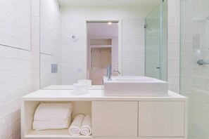 Comfort Apartment | Bathroom | Hair dryer, soap, shampoo - Lemago Sé Apartments (Porto)