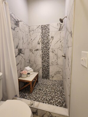 Badewanne, Haartrockner, Handtücher, Toilettenpapier