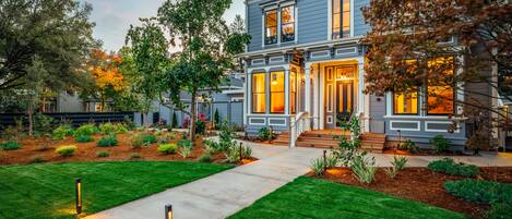 Vista frontal de la propiedad