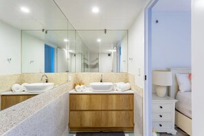 Een douche, een haardroger, handdoeken, zeep