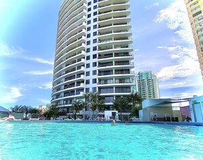 Utomhuspool och uppvärmd pool