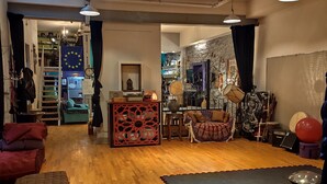 A spacious room with a wooden floor, a ceiling fan, and a black exercise mat. - Luxurious and charming central loft, unique!! (Buenos Aires)