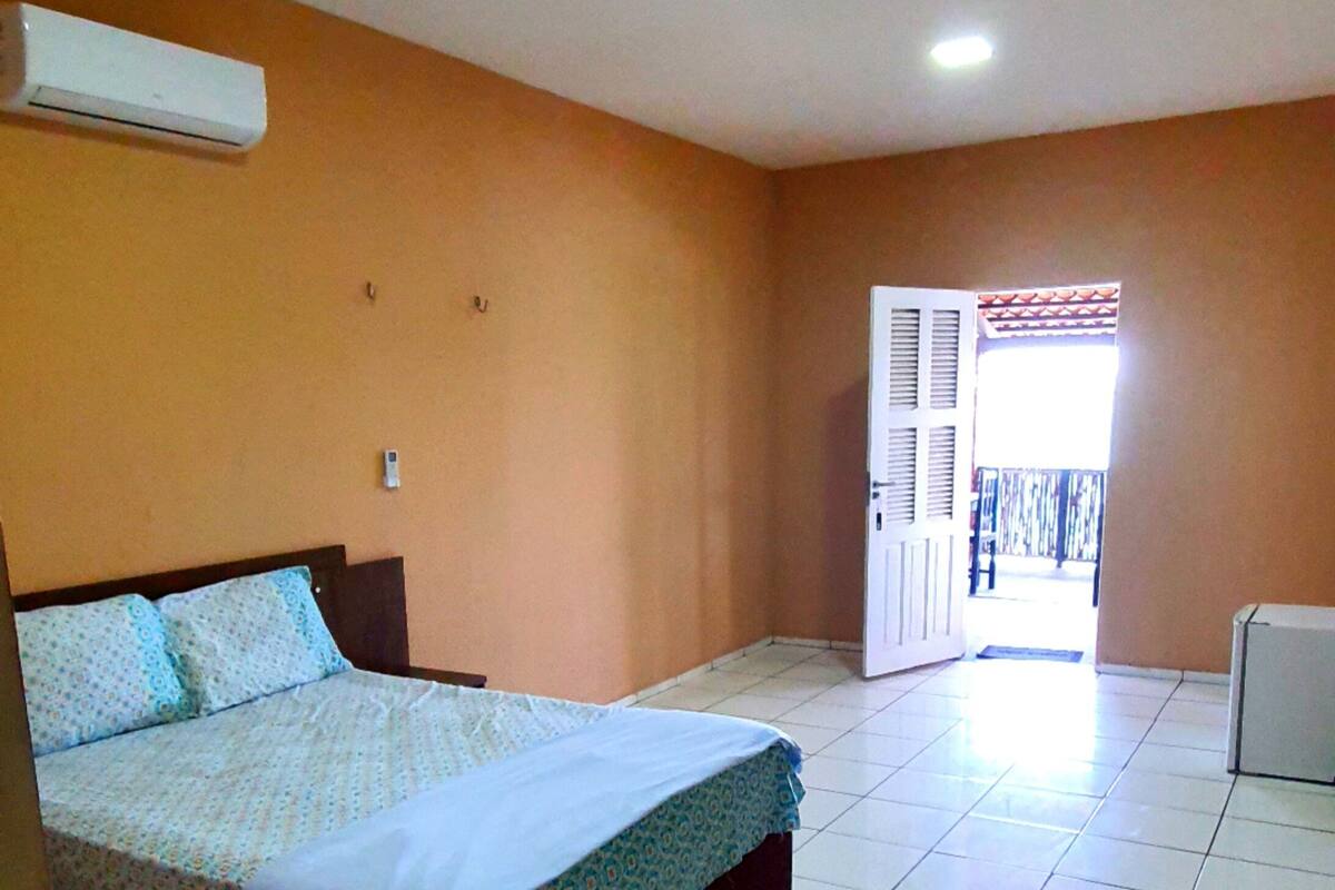 Hypo-allergenic bedding, minibar, free WiFi, bed sheets