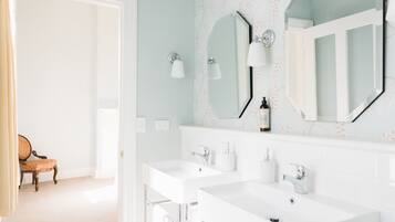 Gardener's Cottage | Kamar mandi | Perlengkapan mandi desainer, pengering rambut, jubah mandi, dan handuk