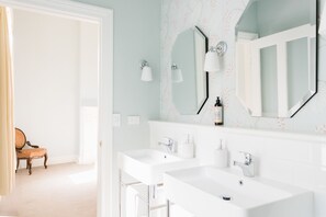 Gardener's Cottage | Bathroom | Designer toiletries, hair dryer, bathrobes, towels - Anlaby Station (Hamilton)