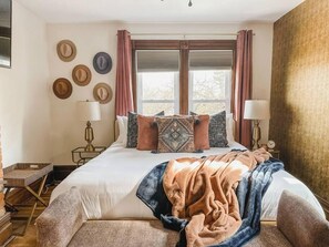 4 bedrooms, desk, iron/ironing board, WiFi - Oakwood Quarters (Columbus)