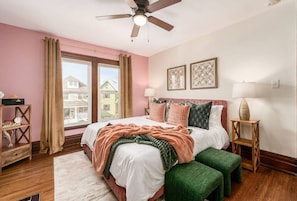 4 bedrooms, desk, iron/ironing board, WiFi - Oakwood Quarters (Columbus)