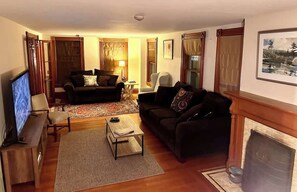 TV connectée, baby-foot, livres