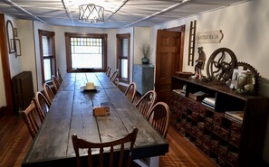 Dining - Hot Tub - 7 bedrooms - 5 minutes from Okemo Ski - enchanting 200 year old VT inn (Cavendish)