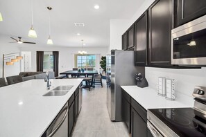 Frigorifero, microonde, forno, piano cottura