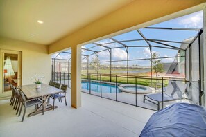 Ein geräumiger Balkon mit Pool, Essbereich mit Stühlen und Blick auf die Landschaft.