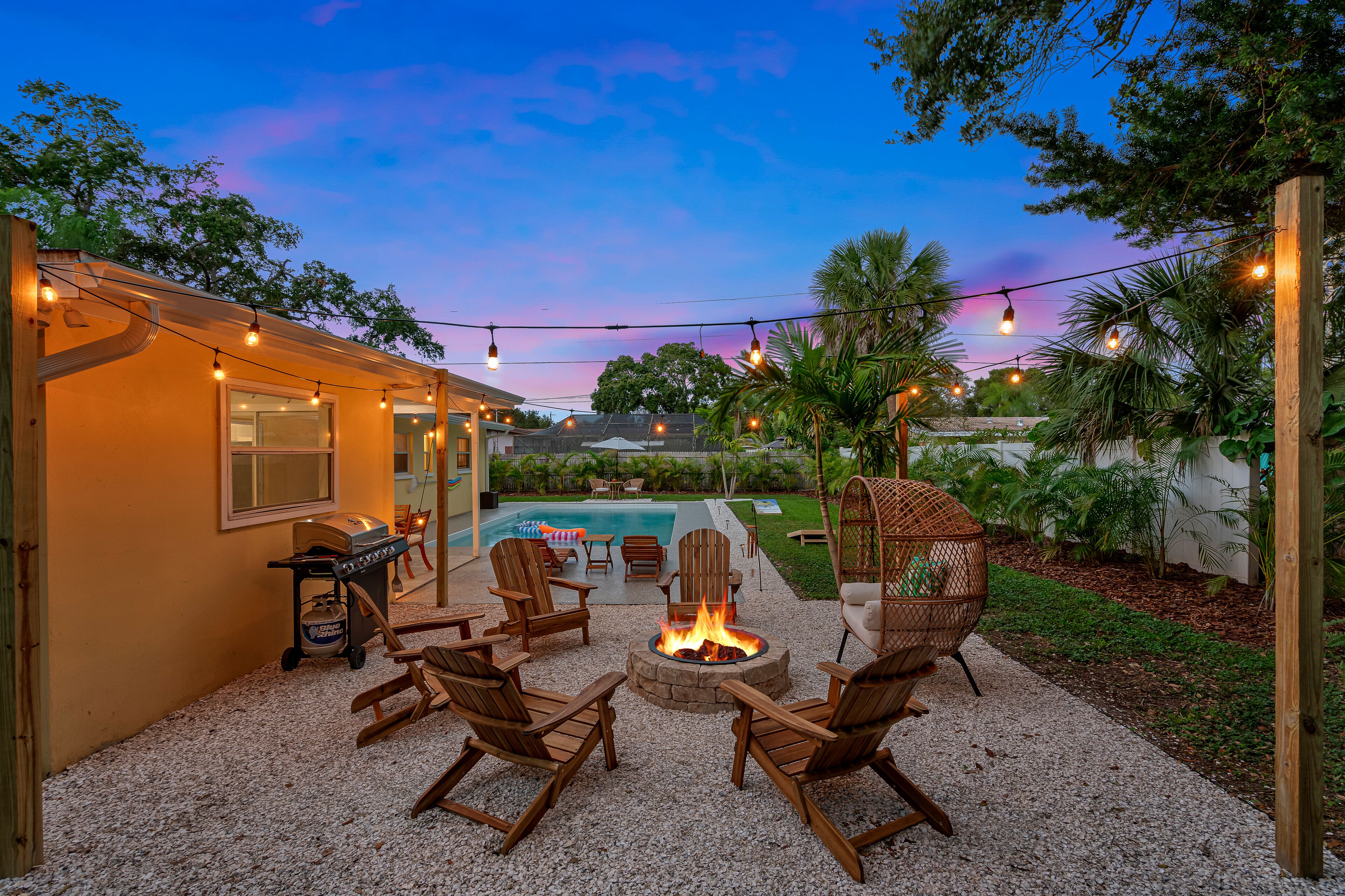 Heated pool 1.8mi~beach, 2 Kings, 4br+Game room, firepit