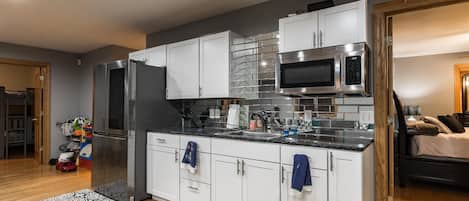Refrigerador, microondas, horno y parrilla de estufa